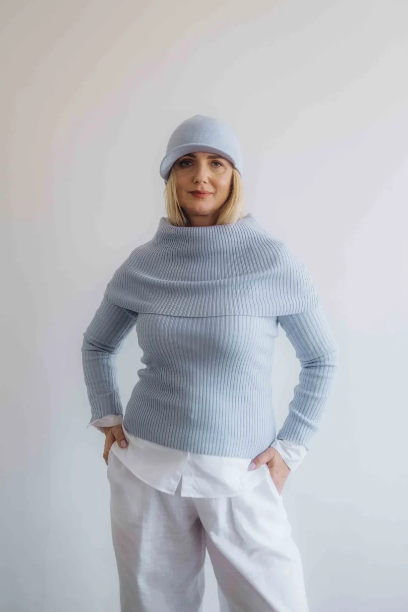 Dámsky pletený komplet TATTJA bledomodrý – elegantný štvorset so šiltovou čiapkou, nákrčníkom, rukávnikmi a driekovníkom, jemný ženský outfit v svetlomodrej farbe.