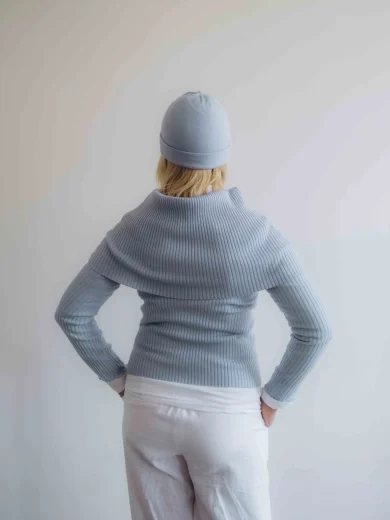 Dámske oblečenie štvorset TATTJA bledomodrý štvorset s elegantnou siluetou, pletený komplet so šálovým nákrčníkom a čiapkou, nadčasový vzhľad s jemnou textúrou