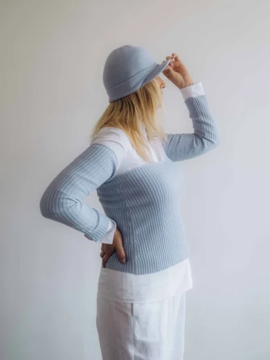 Dámske oblečenie trojset GUNVAR bledomodrý – bočný pohľad na elegantný pletený set TATTJA.