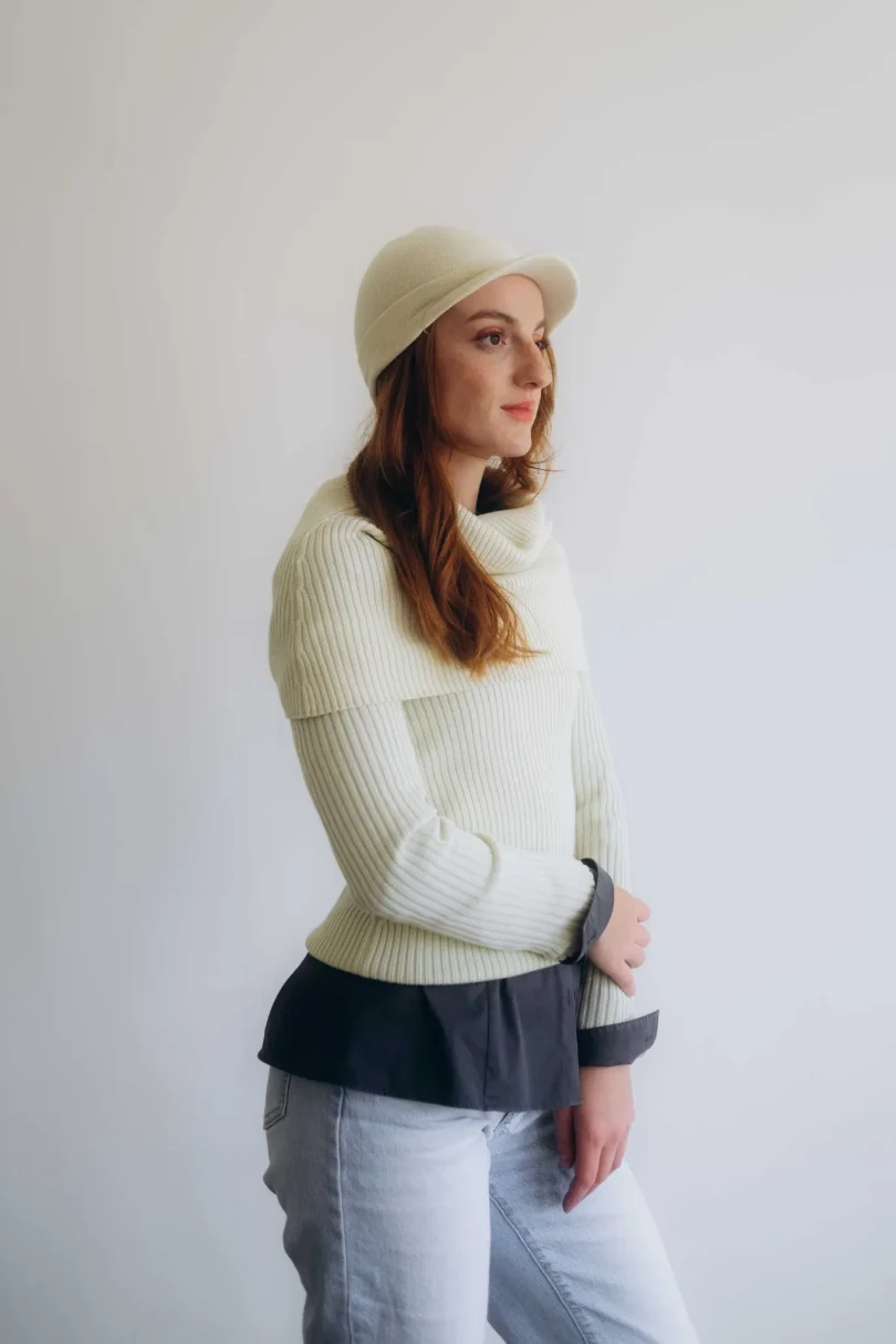 Dámske oblečenie – štvorset TATTJA krémovo-vanilkový z profilu, pletený komplet s rukávnikmi a driekovníkom, elegantný zimný outfit.