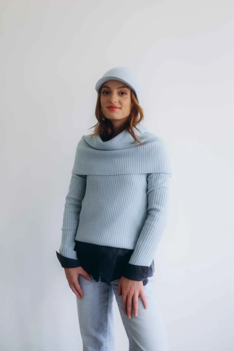 Dámske oblečenie štvorset TATTJA bledotyrkysový na modelke, elegantný pletený komplet s čiapkou a nákrčníkom v sviežom pastelovom tóne.
