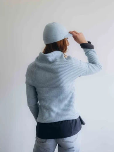 Dámske oblečenie štvorset TATTJA bledotyrkysový, zadný pohľad na elegantný pletený komplet s nákrčníkom a čiapkou.