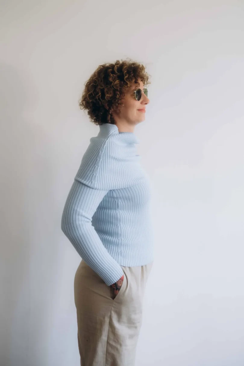 Dámske oblečenie trojset DAKIN bledotyrkysový – bočný pohľad na elegantný pletený set TATTJA.