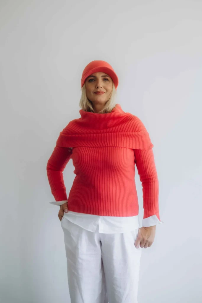 Kompletný štvorset TATTJA v červeno-oranžovo-lososovej farbe spája teplo, ženskosť a výraznú farbu do nadčasového pleteného outfitu.