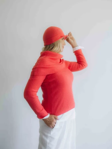 Kompletný štvorset TATTJA v červeno-oranžovo-lososovej farbe spája teplo, ženskosť a výraznú farbu do nadčasového pleteného outfitu.