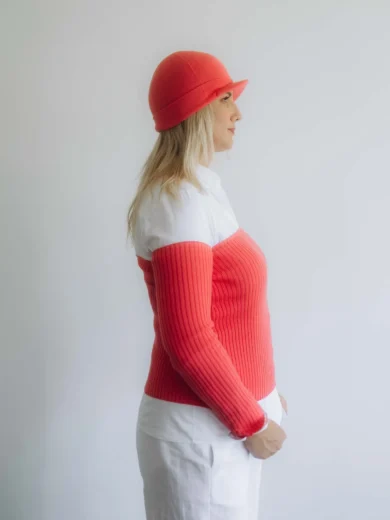 Dámske oblečenie trojset GUNVAR červeno-oranžový lososový – bočný pohľad na elegantný pletený set TATTJA.