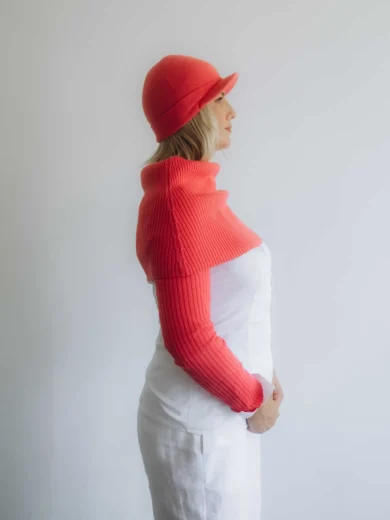 Dámske oblečenie trojset MIMIR červeno-oranžový lososový – bočný pohľad na elegantný pletený komplet TATTJA.