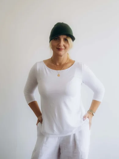 Dámske oblečenie čiapka ANJA tmavozelená – pletená čiapka TATTJA.