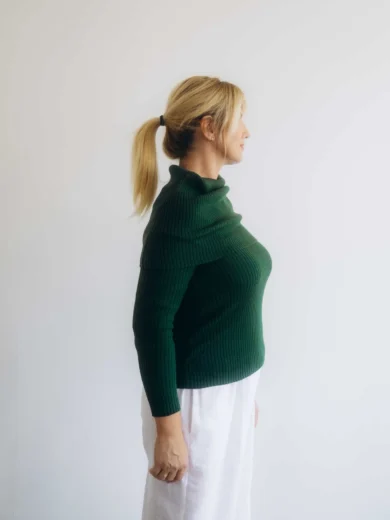 Dámske oblečenie trojset DAKIN tmavozelený – bočný pohľad na elegantný pletený set TATTJA.