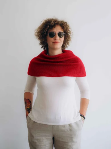 Modelka v bielom outfite s červeným pleteným nákrčníkom TANJA značky TATTJA, pohľad spredu