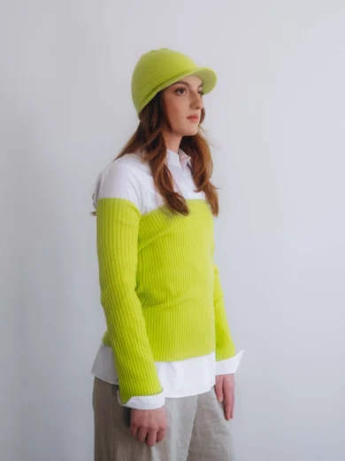 Dámske oblečenie trojset GUNVAR fosforový limetkový – bočný pohľad na elegantný pletený set TATTJA.