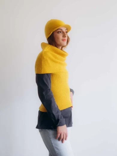 Trojset SOLVEJ horčicovo-žltý – ženský pletený komplet TATTJA s nákrčníkom, driekovníkom a čiapkou v teplom jesennom odtieni.