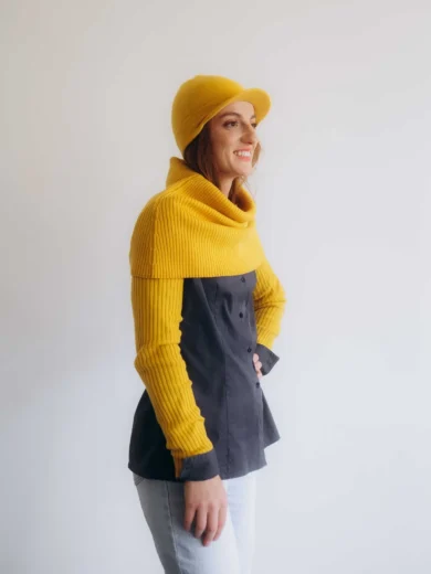 Dámske oblečenie trojset MIMIR horčicovo-žltý – bočný pohľad na elegantný pletený komplet TATTJA.