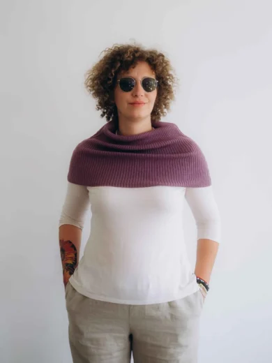 Dámske oblečenie nákrčník TANJA tmavofialový – elegantný pletený doplnok TATTJA.