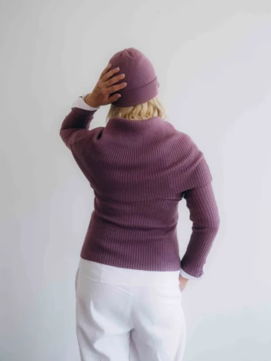 ámske oblečenie štvorset TATTJA tmavofialový, zadný pohľad na elegantný pletený komplet s nákrčníkom a čiapkou.