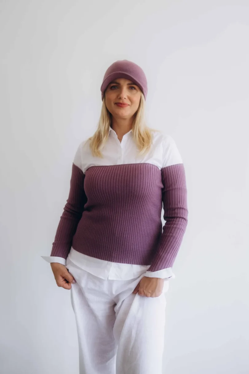 Dámske oblečenie trojset GUNVAR tmavofialový – luxusný pletený set TATTJA s driekovníkom, rukávnikmi a čiapkou.