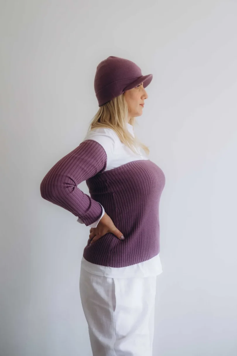 Dámske oblečenie trojset GUNVAR tmavofialový – bočný pohľad na elegantný pletený set TATTJA.