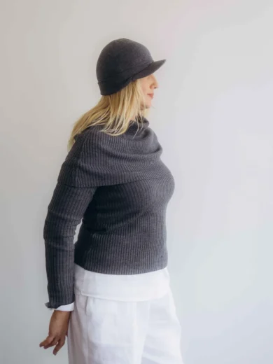 Dámske oblečenie štvorset TATTJA tmavosivý z profilu, pletený komplet s čiapkou a driekovníkom, vhodný pre zimné outfity s noblesou.