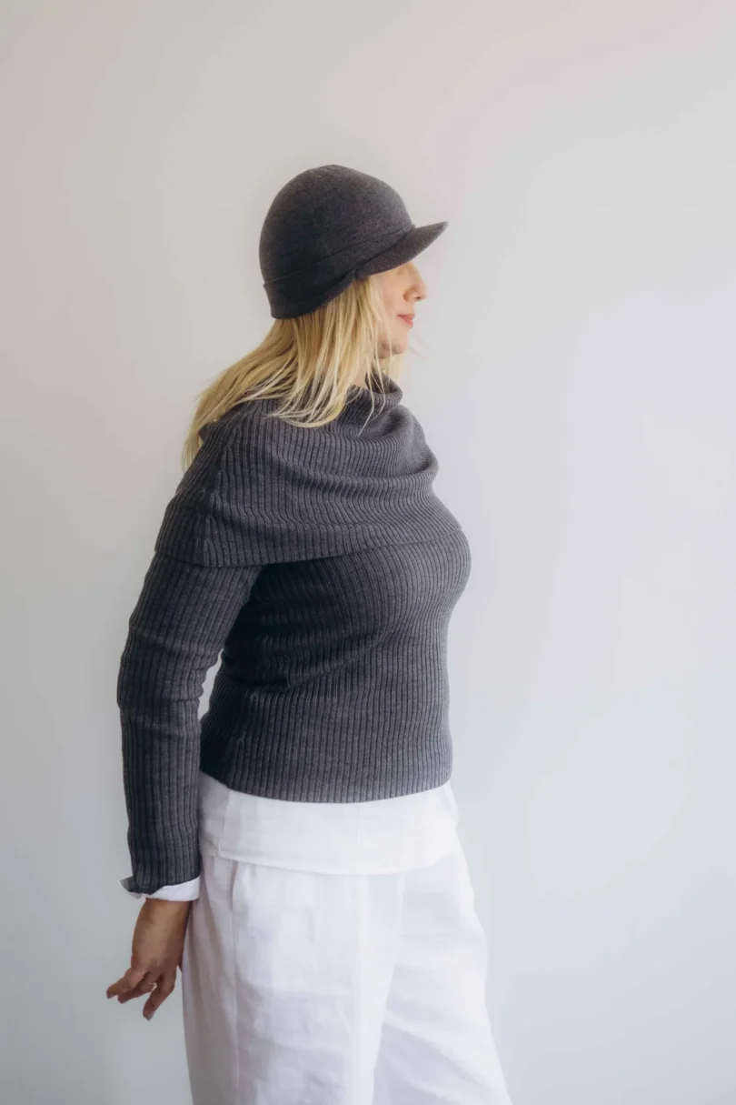Dámske oblečenie štvorset TATTJA tmavosivý z profilu, pletený komplet s čiapkou a driekovníkom, vhodný pre zimné outfity s noblesou.