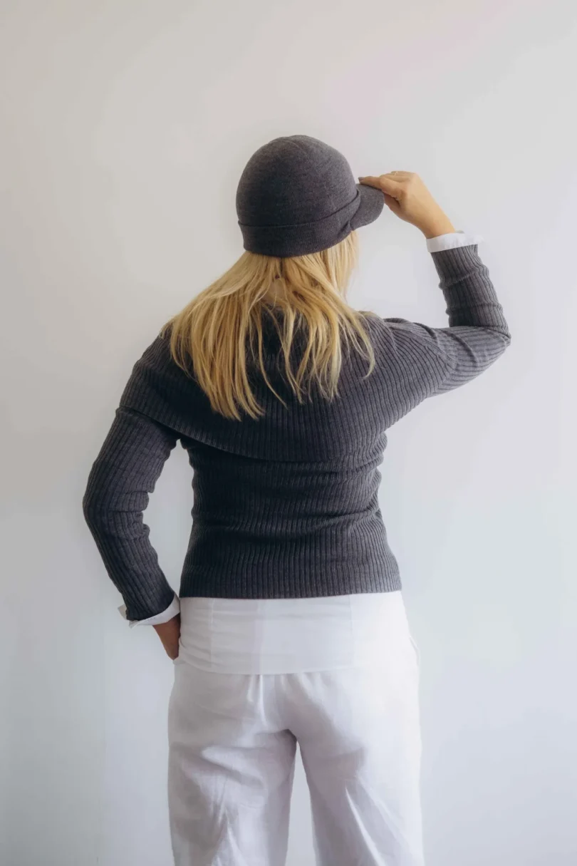 Dámske oblečenie štvorset TATTJA tmavosivý, zadný pohľad na elegantný pletený komplet s nákrčníkom a rukávnikmi.